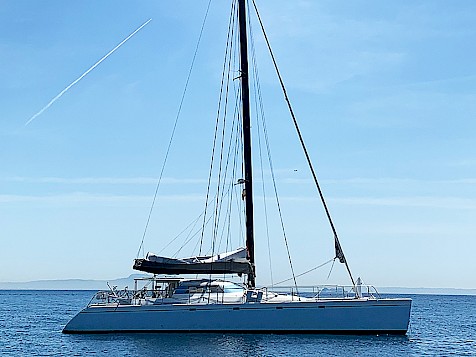 Katamaran-fuer-Incentive-vor-Mallorca